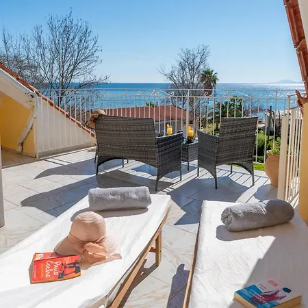 Southbank Seafront Кателиос