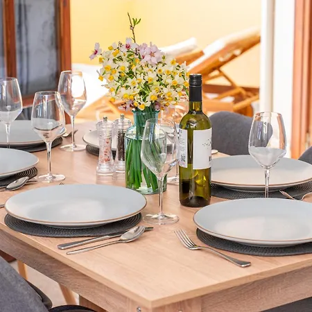 Southbank Seafront Кателиос